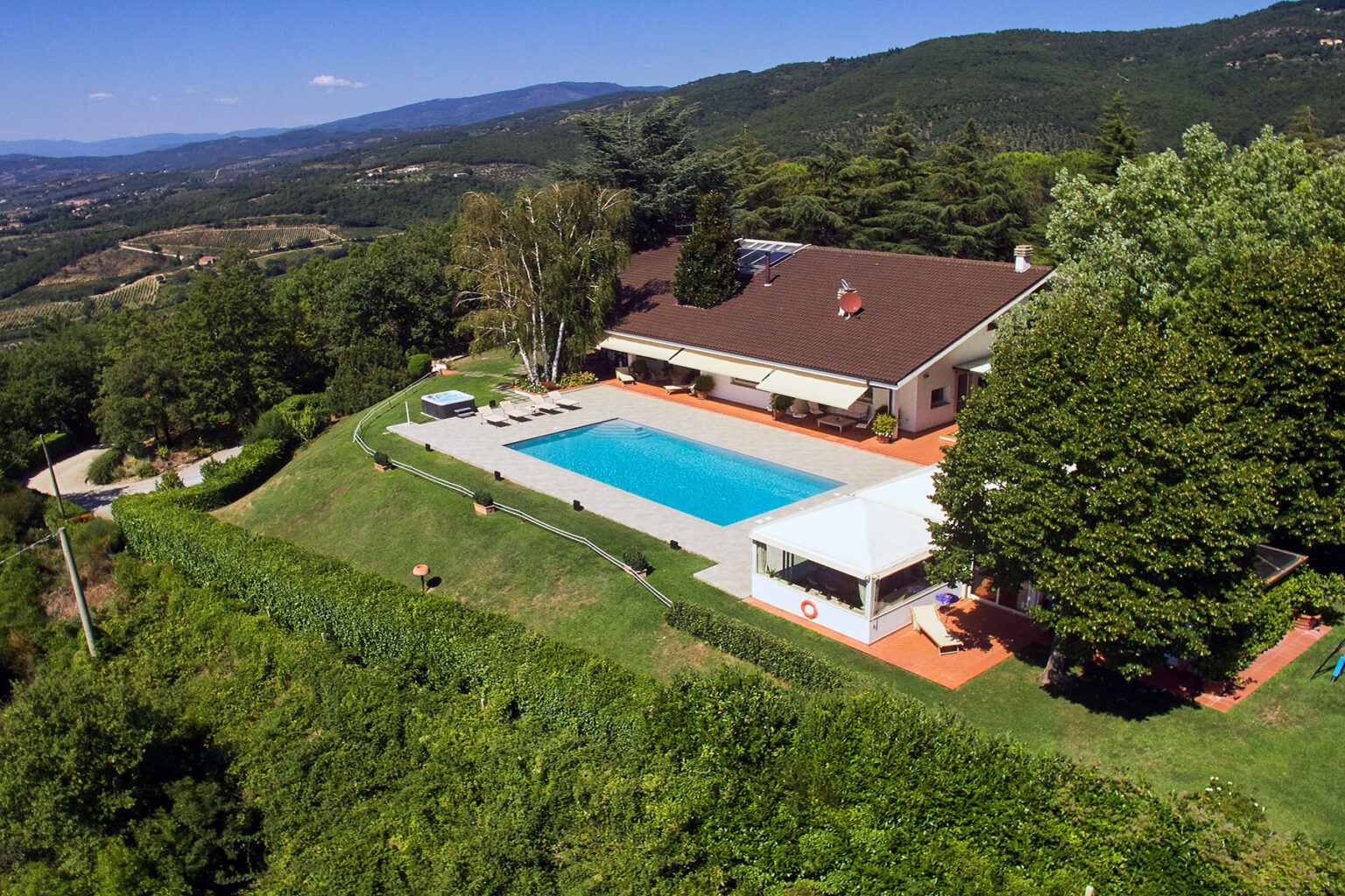 Arezzo Super Panoramic Villa | Tuscany image 26 | Only on SopranoVillas
