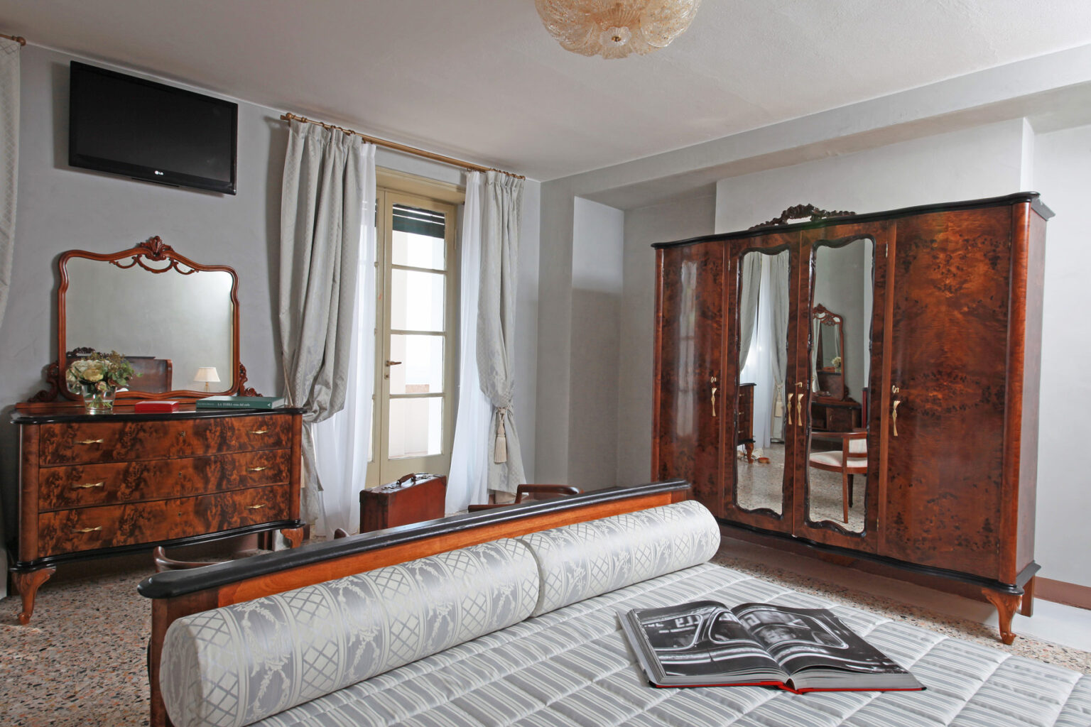 Lakeside Modernist Villa | Lake Garda image 17 | Only on SopranoVillas