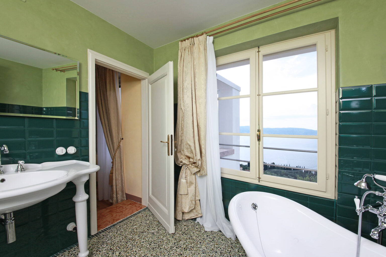 Lakeside Modernist Villa | Lake Garda image 18 | Only on SopranoVillas