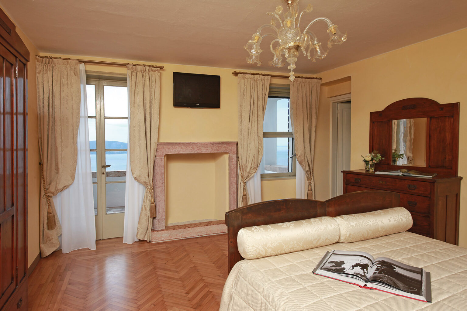 Lakeside Modernist Villa | Lake Garda image 19 | Only on SopranoVillas