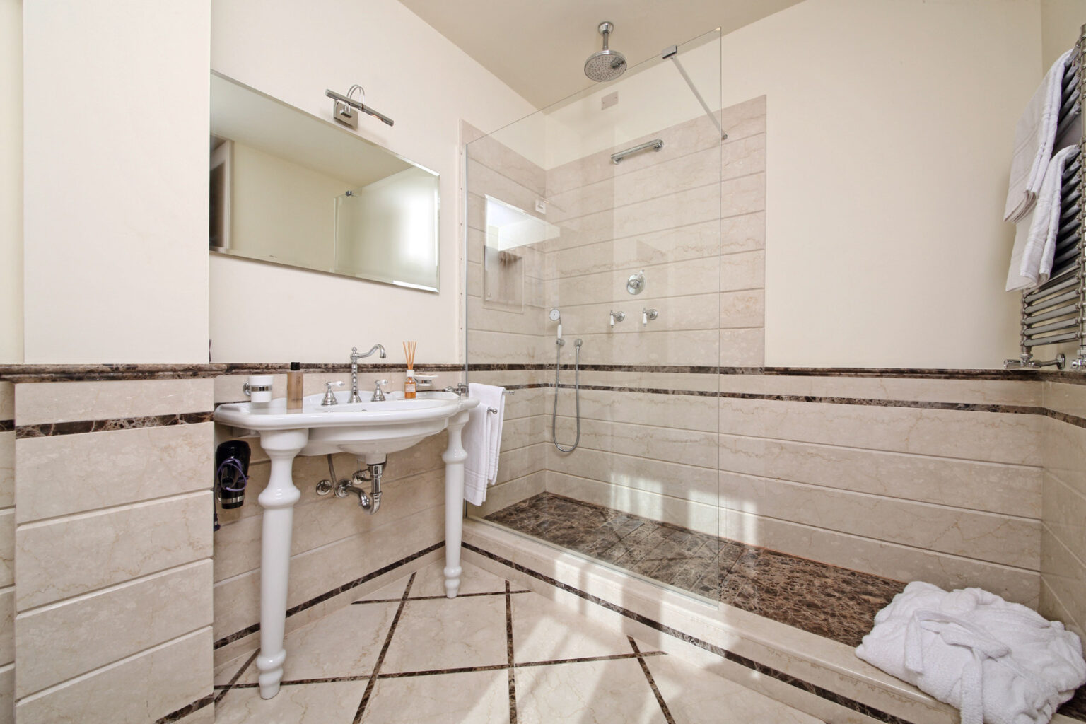 Lakeside Modernist Villa | Lake Garda image 14 | Only on SopranoVillas