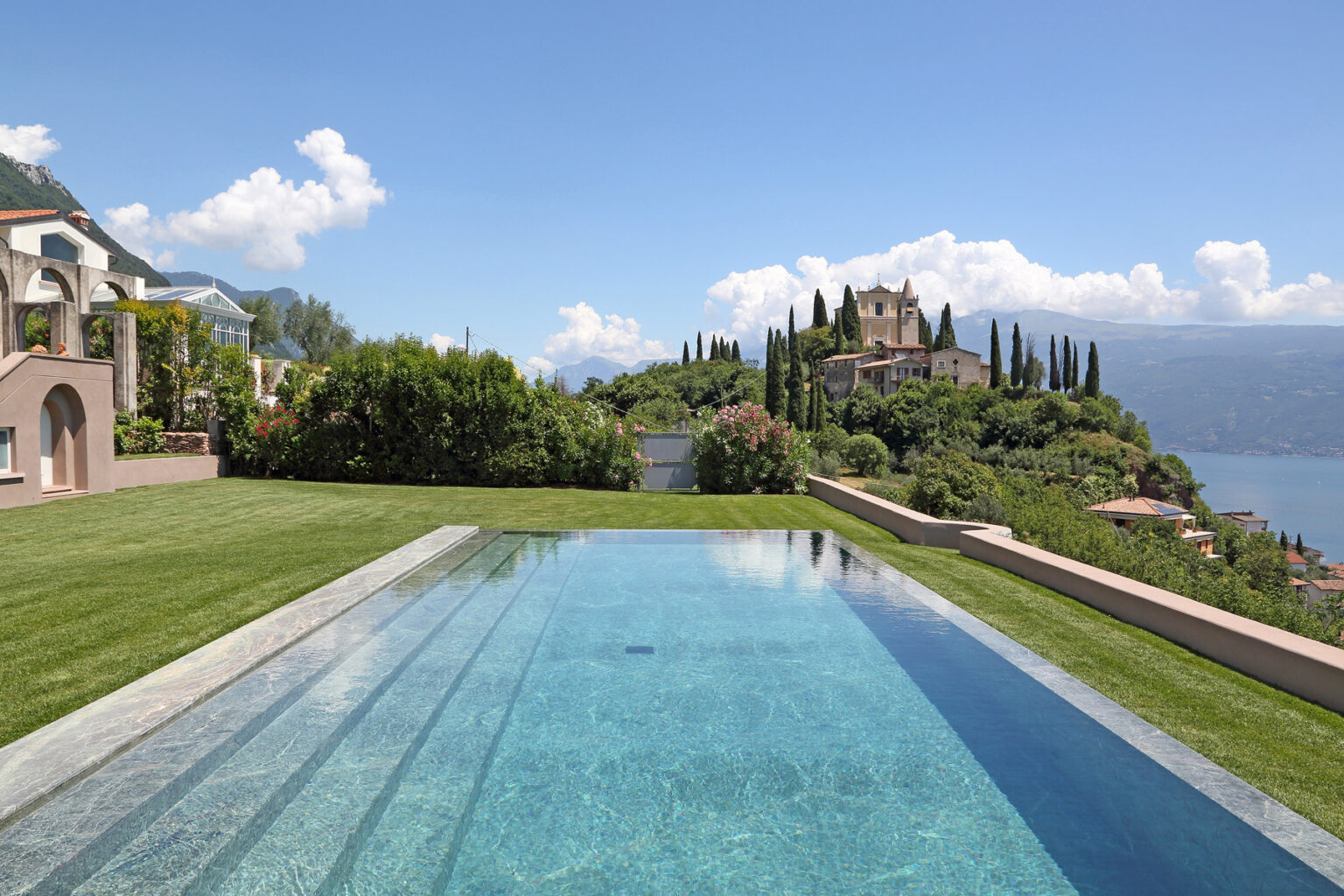 Lakeside Modernist Villa | Lake Garda image 4 | Only on SopranoVillas