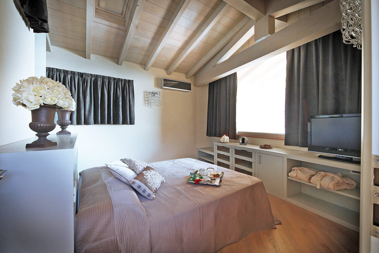 Lakeview Splendid Villa | Lake Garda image 19 | Only on SopranoVillas