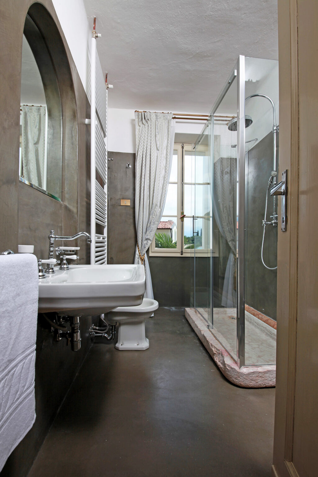 Lakeside Modernist Villa | Lake Garda image 16 | Only on SopranoVillas