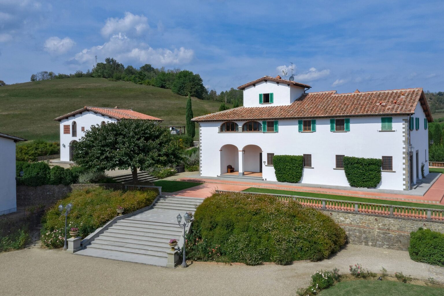Valdarno Elegant Farmhouse | Tuscany image 2 | Only on SopranoVillas