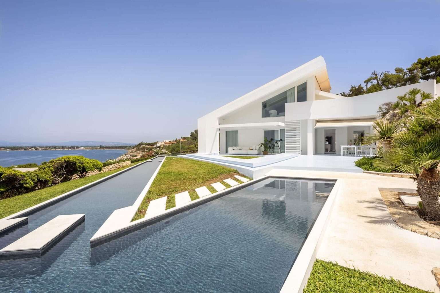 Syracuse Luxury Seafront Villa | Sicily image 3 | Only on SopranoVillas