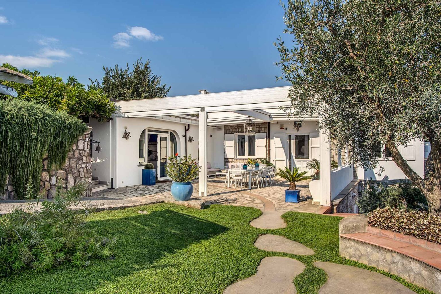Sorrento Cliffside Villa | Amalfi Coast image 13 | Only on SopranoVillas