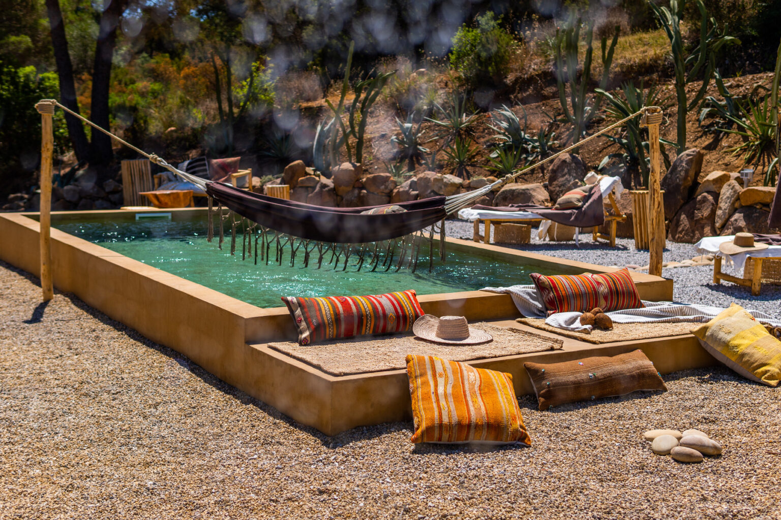 Zona relax con piscina esterna riscaldata e amaca a Cefalù | Only on SopranoVillas