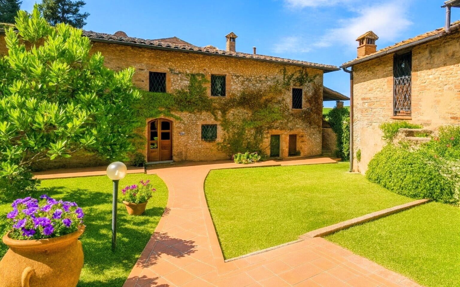 Novelina Classic Retreat | Tuscany image 2 | Only on SopranoVillas