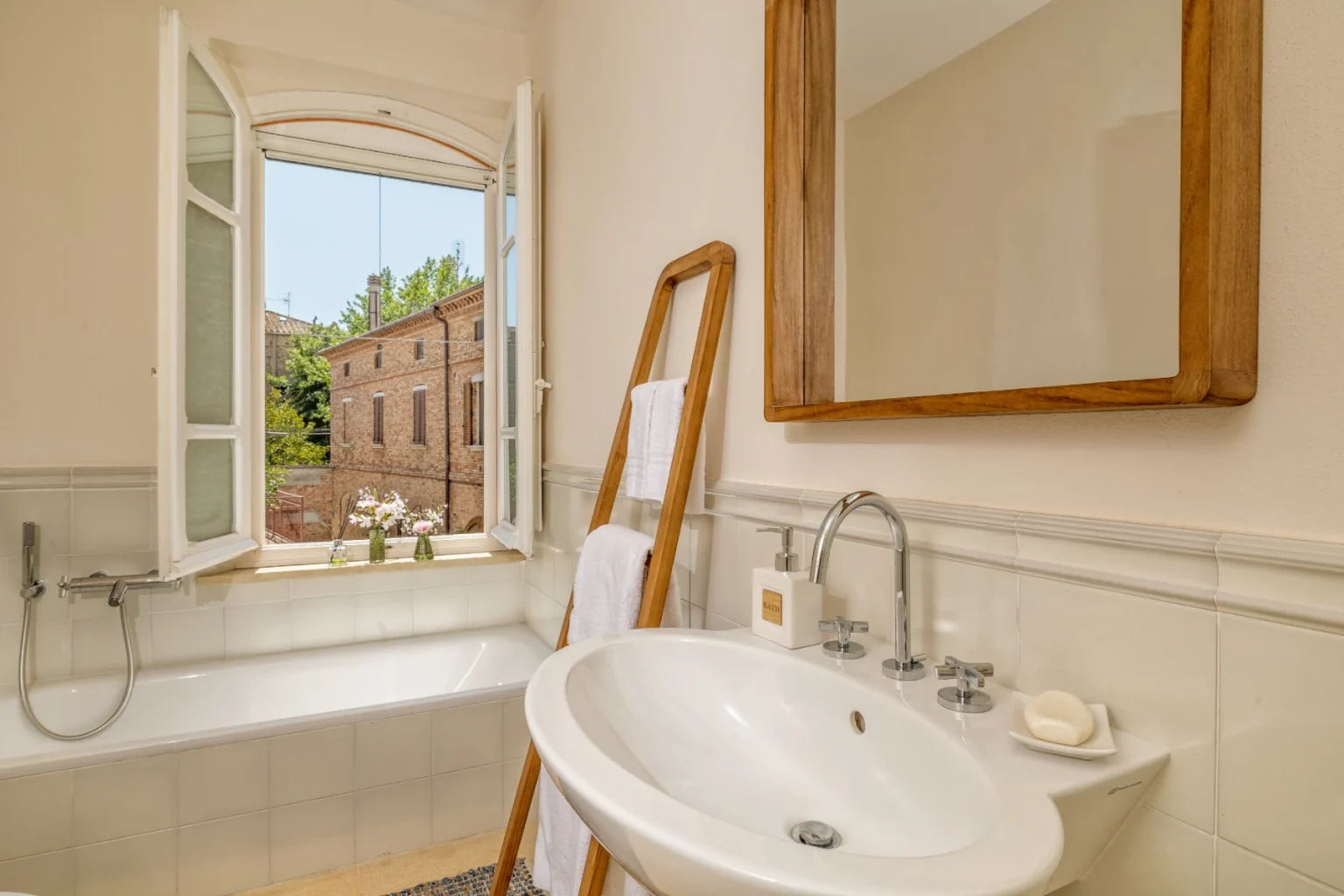 Olive Grove Luxurious Getaway | Tuscany image 17 | Only on SopranoVillas