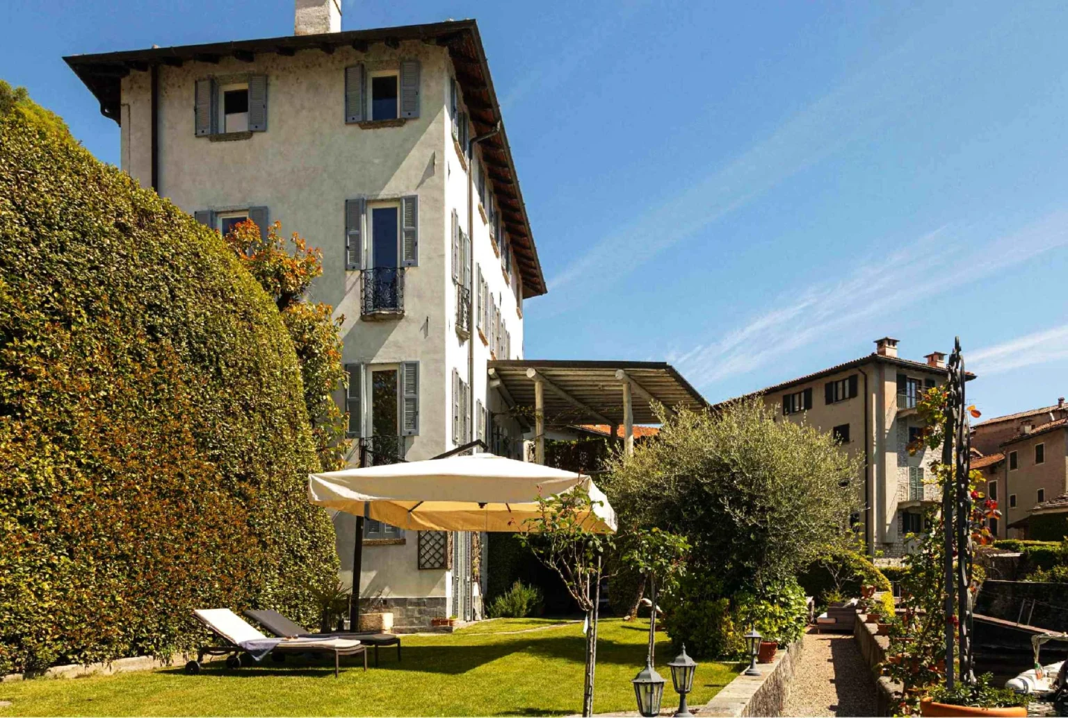 Waterfront Elegant Villa | Lake Como image 4 | Only on SopranoVillas