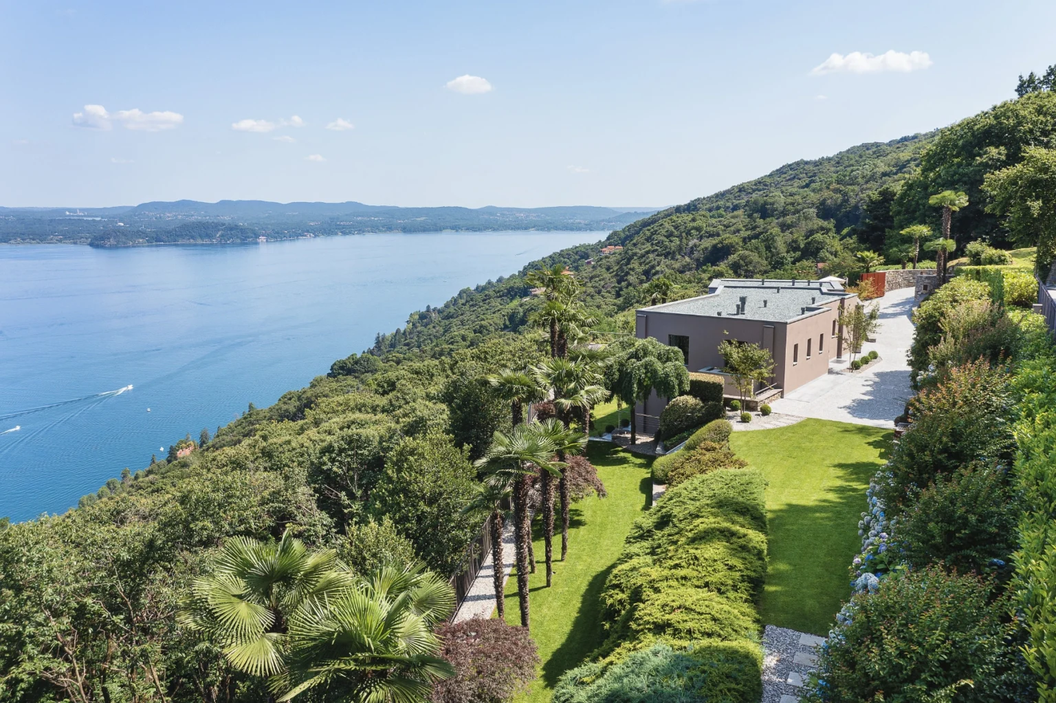 Modern Lakeview Villa | Lake Maggiore image 4 | Only on SopranoVillas