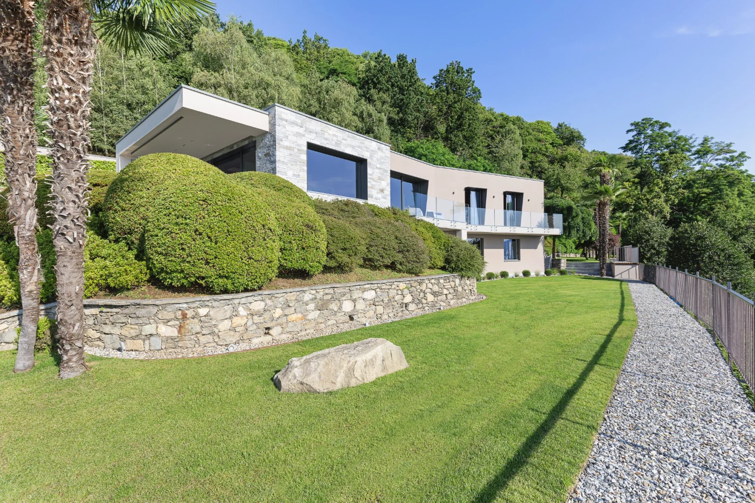 Modern Lakeview Villa | Lake Maggiore image 6 | Only on SopranoVillas