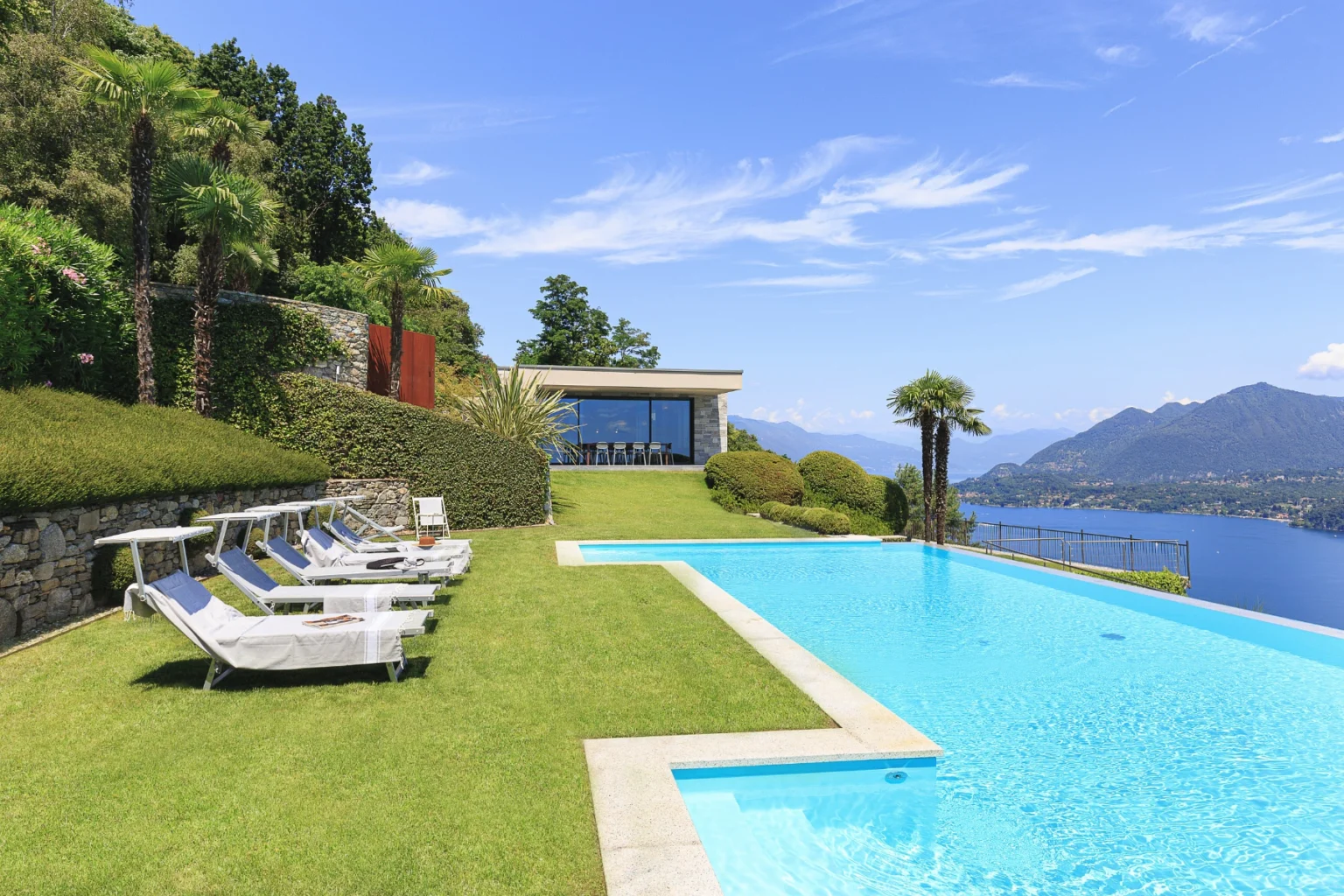 Modern Lakeview Villa | Lake Maggiore image 8 | Only on SopranoVillas