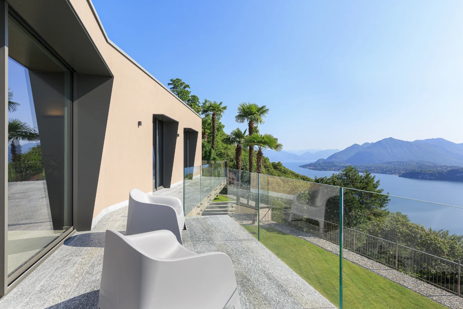 Modern Lakeview Villa | Lake Maggiore image 16 | Only on SopranoVillas