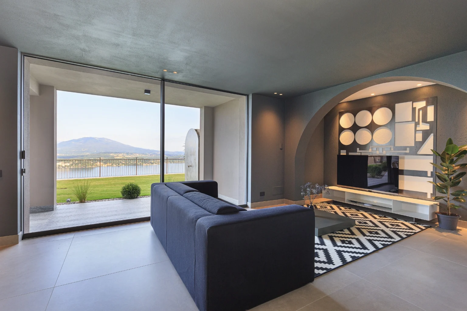 Modern Lakeview Villa | Lake Maggiore image 31 | Only on SopranoVillas