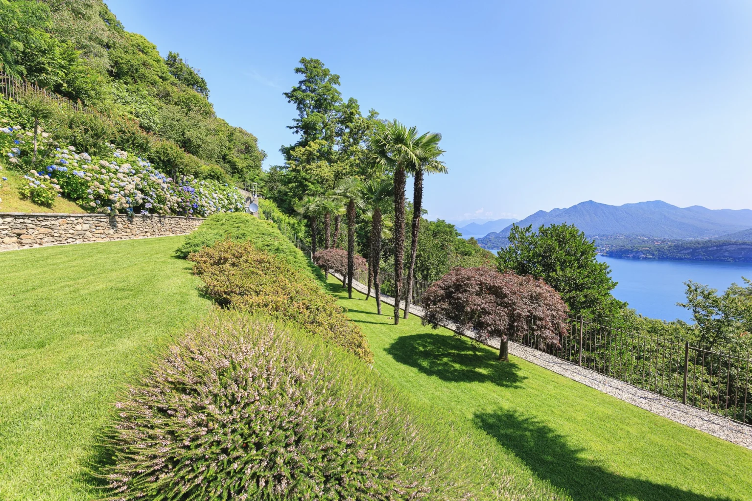 Modern Lakeview Villa | Lake Maggiore image 36 | Only on SopranoVillas