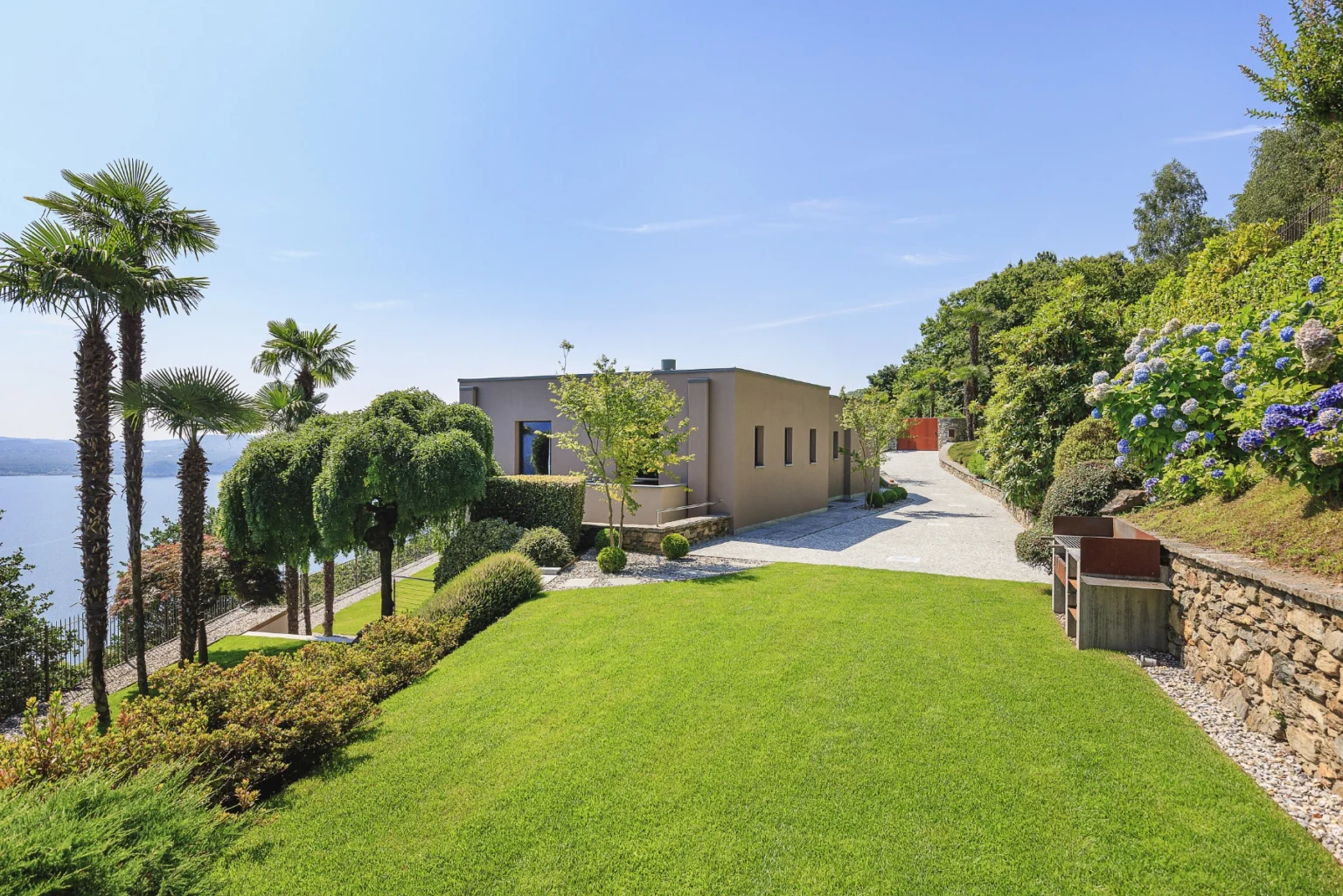 Modern Lakeview Villa | Lake Maggiore image 37 | Only on SopranoVillas