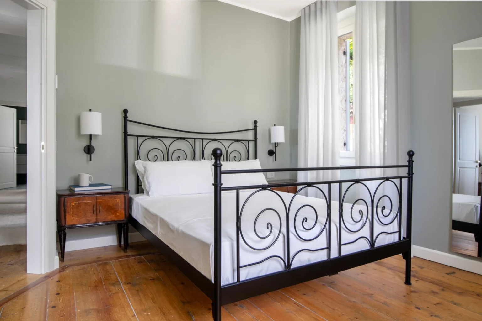Historic Lakeview Villa | Lake Garda image 16 | Only on SopranoVillas