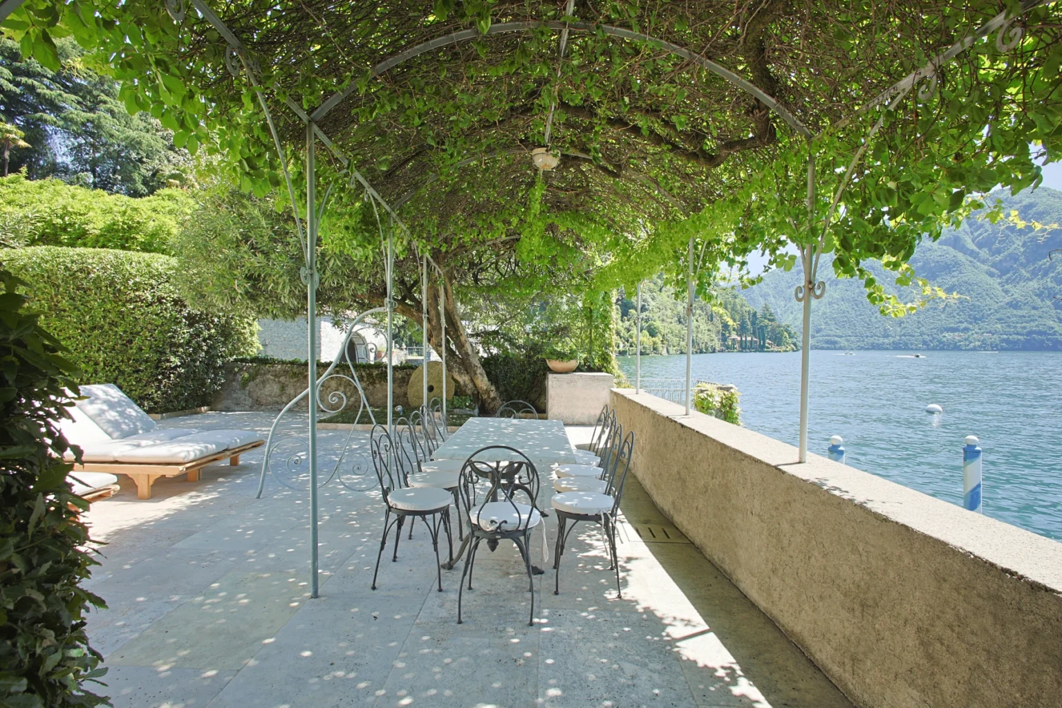 Romantic Lakefront Villa | Lake Como image 14 | Only on SopranoVillas
