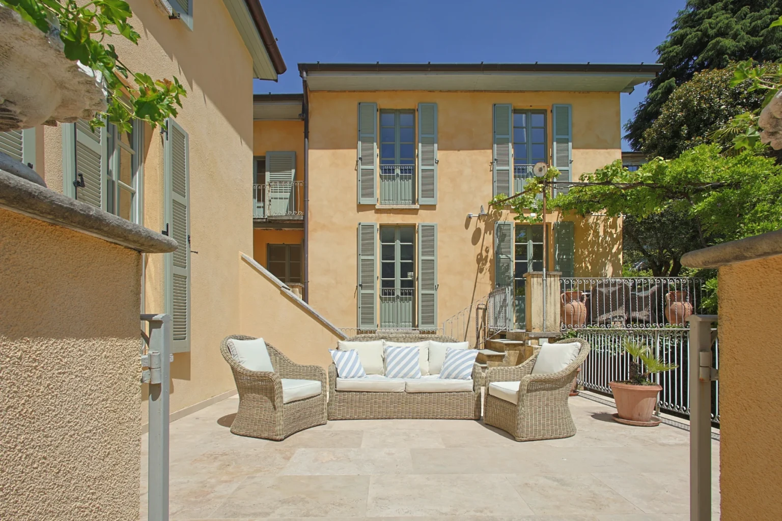 Romantic Lakefront Villa | Lake Como image 12 | Only on SopranoVillas