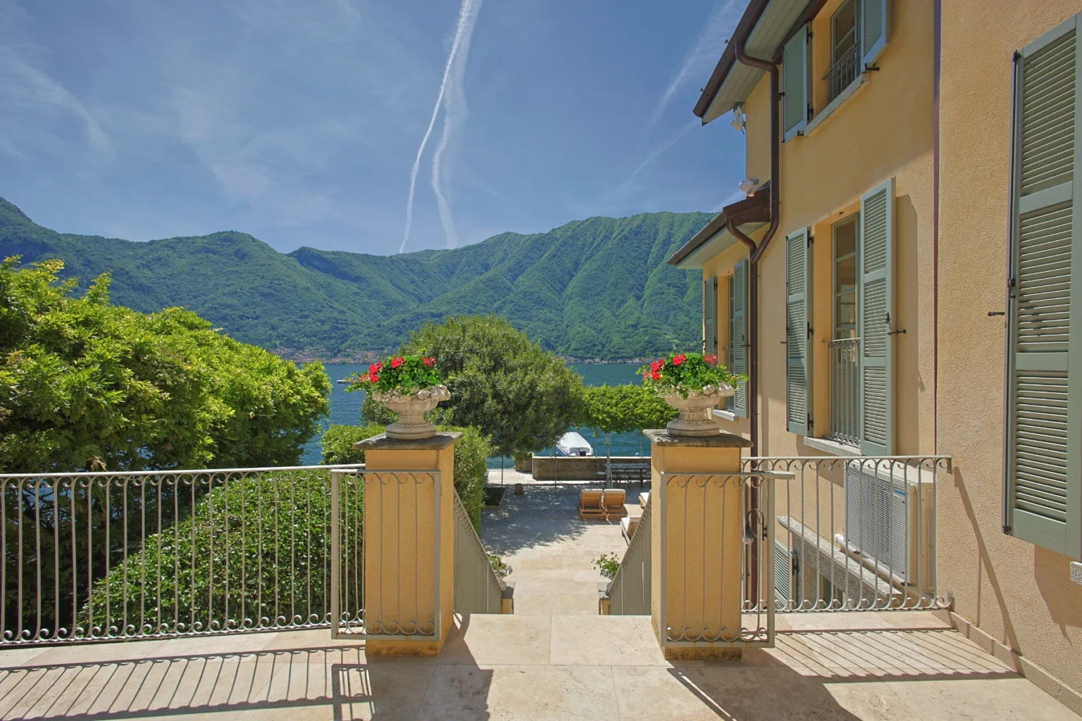 Romantic Lakefront Villa | Lake Como image 11 | Only on SopranoVillas