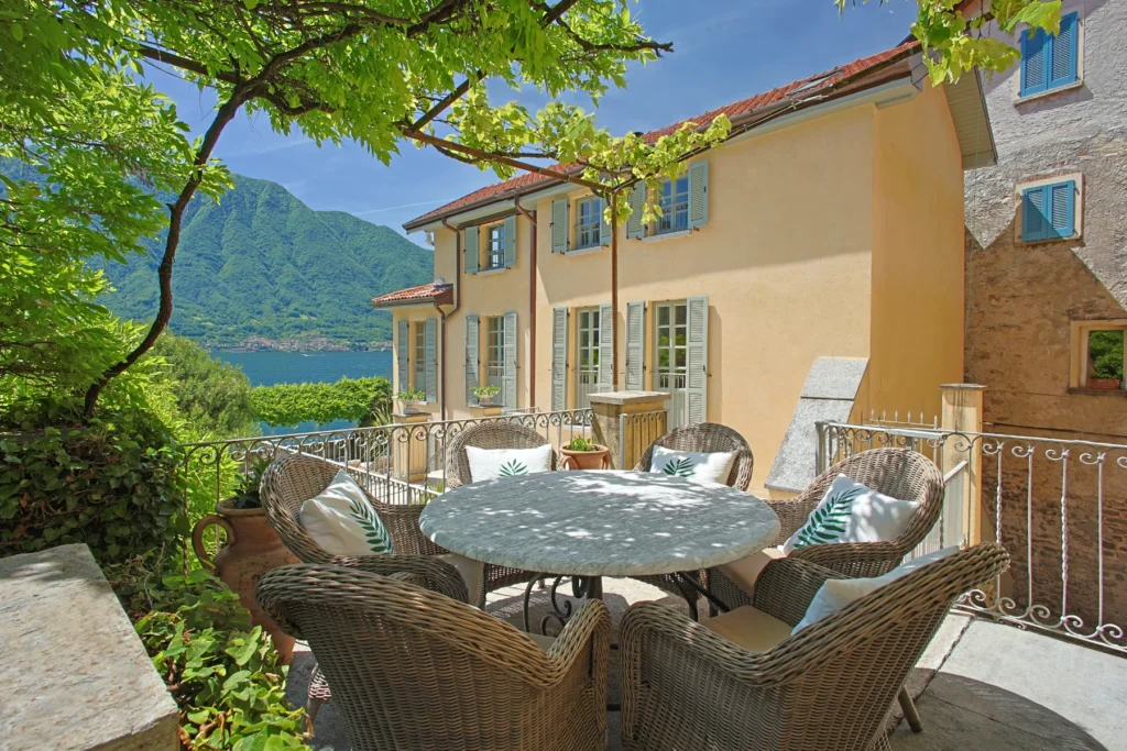 Romantic Lakefront Villa
