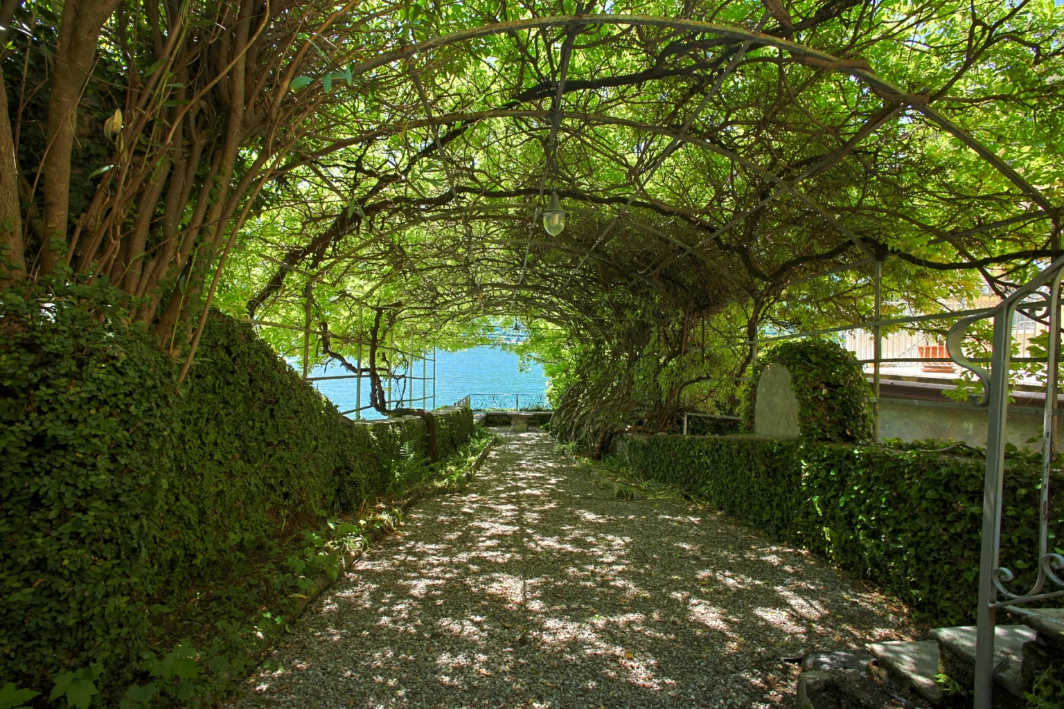 Romantic Lakefront Villa | Lake Como image 15 | Only on SopranoVillas