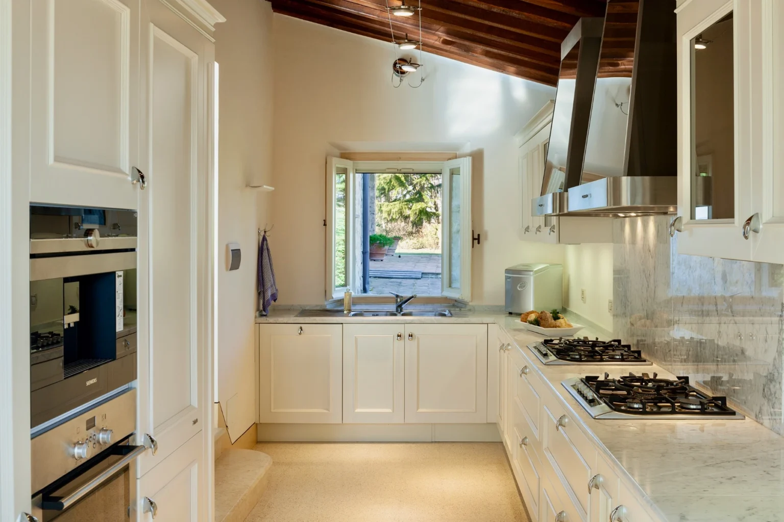 Bisenzio_Elegant_Farmhouse_Modern_Kitchen_Gas_Hob.webp | Only on SopranoVillas