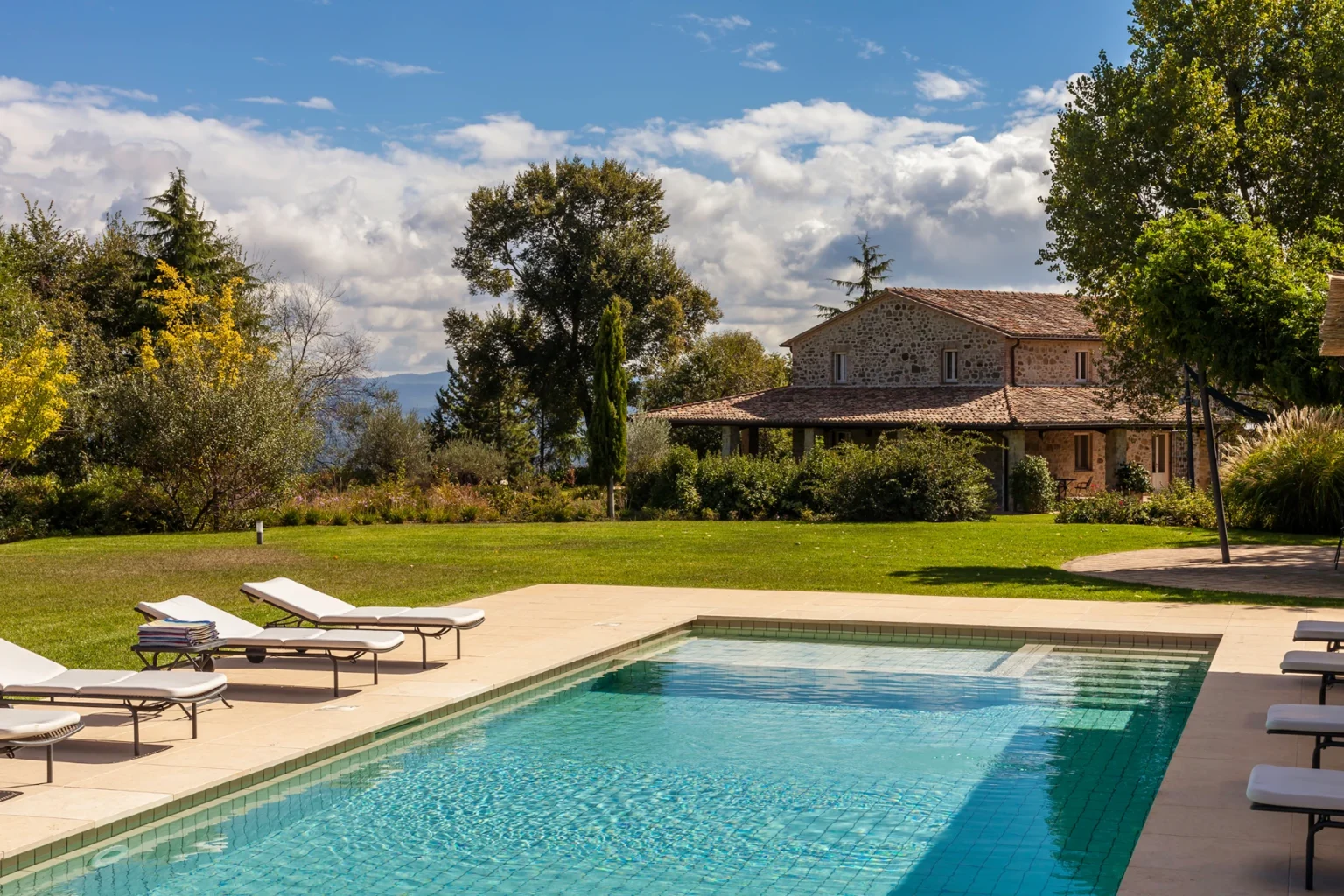 Bisenzio_Elegant_Farmhouse_Private_Swimming_Pool_Sun_Loungers.webp | Only on SopranoVillas