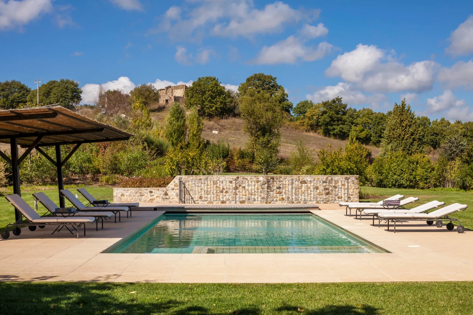 Bisenzio_Elegant_Farmhouse_Panoramic_Swimming_Pool_Countryside.webp | Only on SopranoVillas